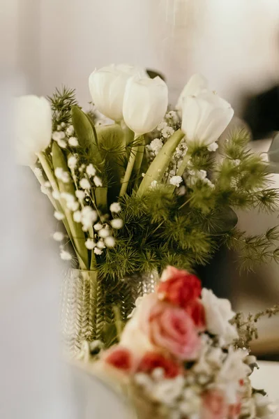 Bulanık Bir Arkaplanda Vazoda Beyaz Çiçeklerin Dikey Çekimi — Stok fotoğraf