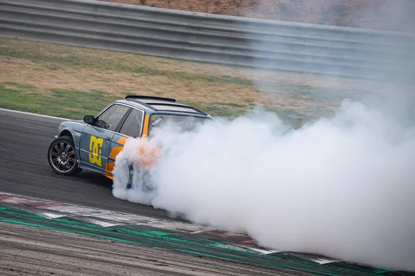 Çift renkli BMW E30 yarışması Sürüklenmeye hazır