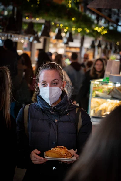 Young Girl Mask San Miguel Market Madrid — Stock Photo, Image