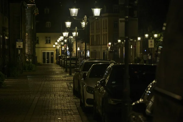 Kilátás Sok Autó Parkolt Bayreuth Belvárosában Éjszaka — Stock Fotó
