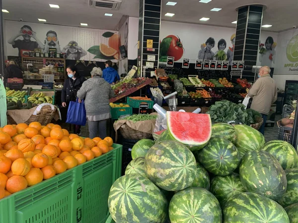 포르투의 가게에서 수있는 과일들의 — 스톡 사진
