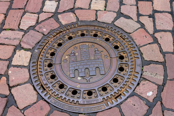 Een Ijzeren Bord Een Mangat Een Stenen Straat Het Centrum — Stockfoto