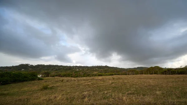 Malebná Krajina Zeleného Pole Oblačným Nebem Nad Ním — Stock fotografie