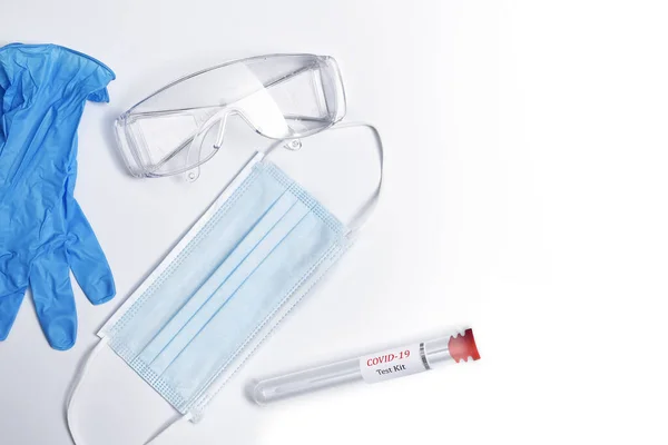 Schutzmaske Handschuhe Brille Und Lebendiger Test Isoliert Auf Weißem Hintergrund — Stockfoto