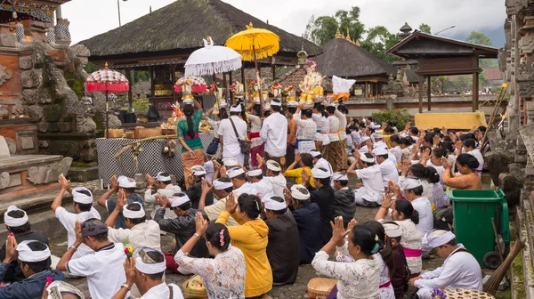 Traditionella Balinesiska Människor Ber Pura Bratan Temple Bali Indonesien — Stockfoto