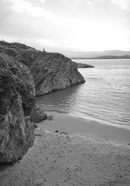 Une Vue Verticale Niveaux Gris Bord Mer Sablonneux Porthmadog Avec — Photo