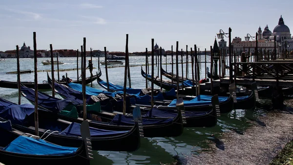 Eine Nahaufnahme Blauer Boote Der Nähe Des Seehafens Einem Sonnigen — Stockfoto