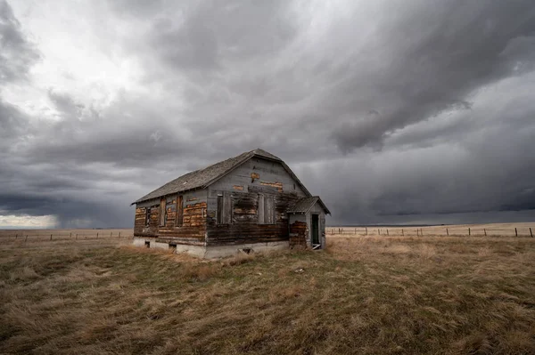 Verlassene Farmgebäude Alberta Frühjahr — Stockfoto