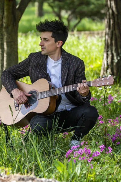 Vertikal Bild Kaukasisk Man Som Spelar Gitarr Naturen — Stockfoto