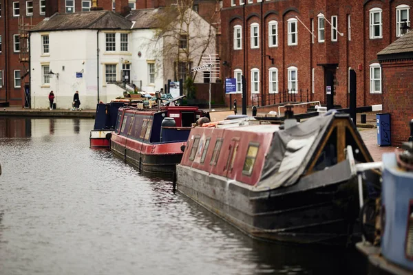 イギリス バーミンガムの運河の伝統的な屋形船 — ストック写真