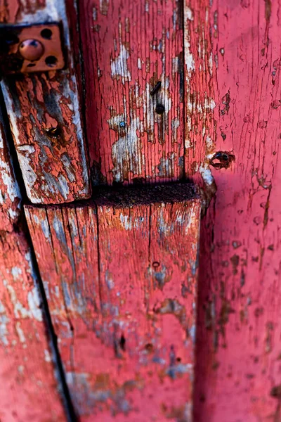 Eine Vertikale Nahaufnahme Eines Alten Hölzernen Details Einer Roten Tür — Stockfoto