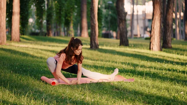下午在公园里做运动的白人年轻女子 — 图库照片