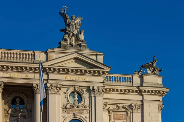 Opéra Zurich Ses Sculptures Sur Toit Avec Drapeau Suisse Contre — Photo