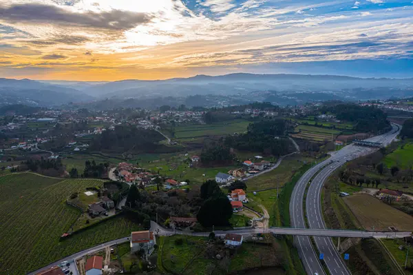 Aerial Shot Sunset Cityscape Mountains Highway — Stock Photo, Image