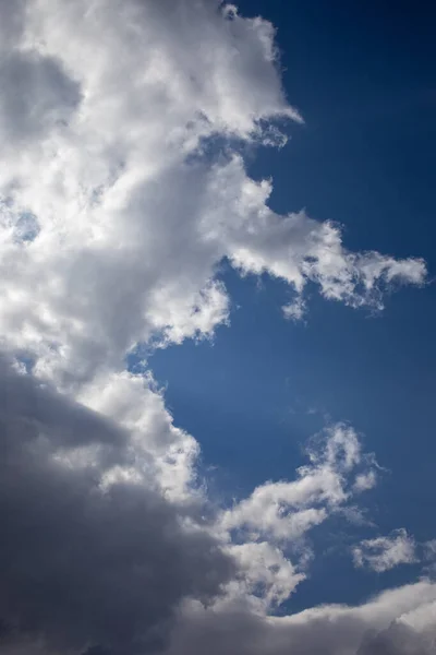 Bulutlu Mavi Gökyüzünün Manzarası — Stok fotoğraf