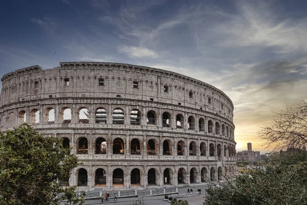 Het Iconische Colosseum Rome Tegen Een Schilderachtige Zonsondergang Lucht Achtergrond — Stockfoto