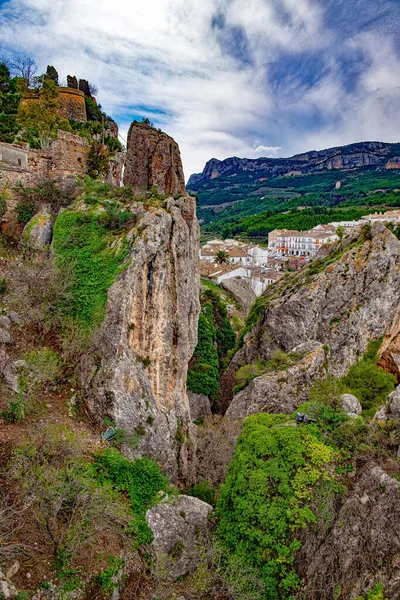 Kayalıkların Arkasındaki Kasabanın Dikey Görüntüsü Castell Guadalest Spanya — Stok fotoğraf