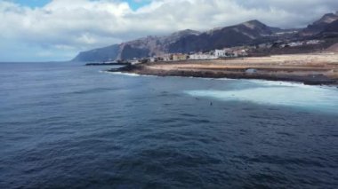 Los Gigantes, Acantilados de Los Gigantes ve Puerto de Santiago 'daki uçurumlar. Los Gigantes, Tenerife, İspanya