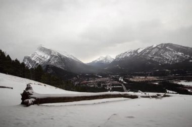 Norquay bakış açısından manzaralı dağlar ve dağlık bir kasaba, Alberta, Kanada