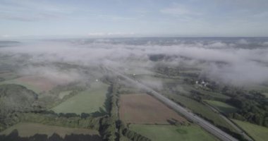 Fransa 'daki Brittany kırsal arazilerinin ve otoyollarının havadan görünüşü