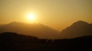 Tirol Alplerinde gün batımının zaman çizelgesi.