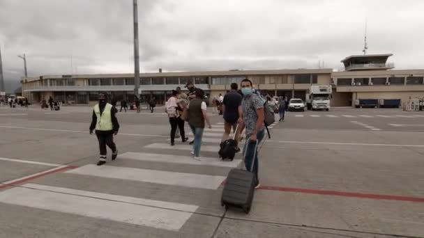 南アフリカ西ケープ州のジョージ空港に到着したヒスパニック系男性 — ストック動画