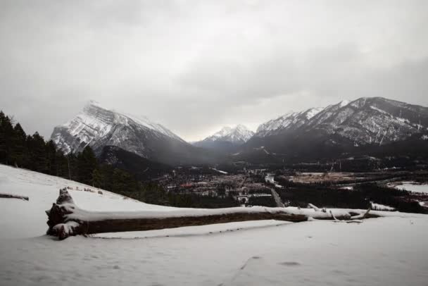 Tid Förflutit Natursköna Berg Och Bergig Stad Från Norquay Synvinkel — Stockvideo