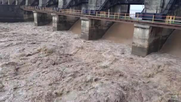 Bir Şelale Barajı Suyu Boşaltıyor Dağ Nehri Taştan Akan Şelale — Stok video
