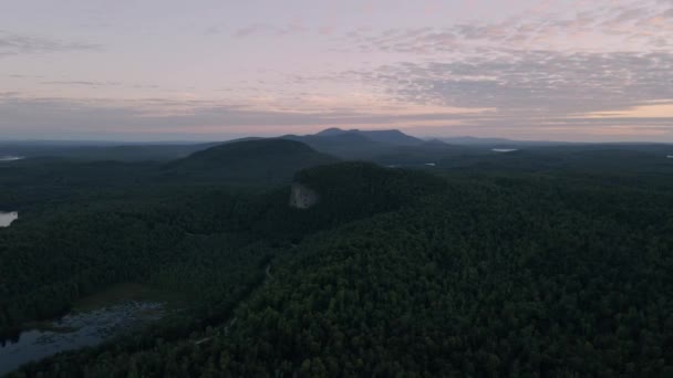Fascynujący Widok Zalesionych Gór — Wideo stockowe