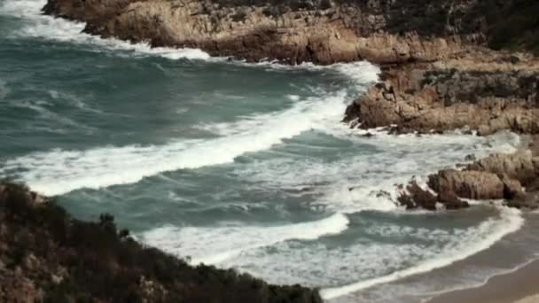 Metraje Alto Ángulo Una Marea Una Playa Arena Rocosa — Vídeo de stock