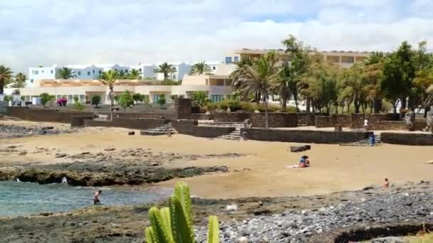 Panning Shot Sunny Beach Relaxing Vacationers Playing Children Blue Ocean — Stock Video