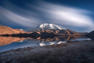 Dağa karşı temiz bir göl görüntüsü.
