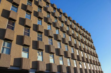 Mavi gökyüzüne karşı bir ofis binası.