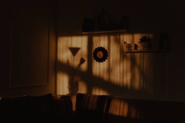 Gün batımında evdeki duvardaki gölgeler