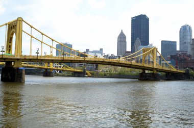 Pittsburgh 'un kuzey kıyısı seçkin şehir binalarıyla Allegheny nehrine bakıyor.