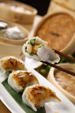 Lezzetli Dim Sum 'un dikey çekimi.