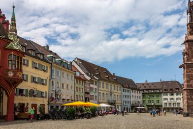 Freiburg, Almanya ve Avrupa 'da tarihi binaları olan Munsterplatz Meydanı.