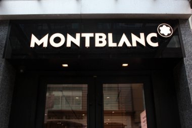 Vancouver, British Columbia, Kanada şehir merkezindeki kapının üzerinde montBLANK tabelasının düşük açılı bir görüntüsü.