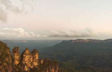 Gün batımında mavi dağların güzel bir görüntüsü..