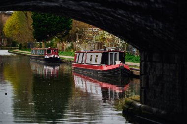Birmingham, Batı Midlands, İngiltere 'deki kanallarda geleneksel yüzen evlere yakın çekim.