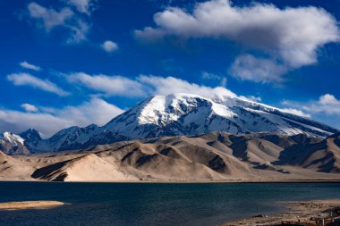 Dağa karşı temiz bir göl görüntüsü.