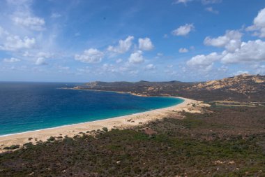 Yazın sahilden çekilen bulutlu mavi gökyüzü