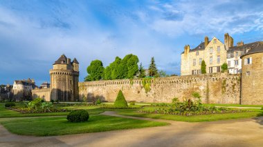 Vannes, surların bahçesinde eski evler, arka planda katedral.