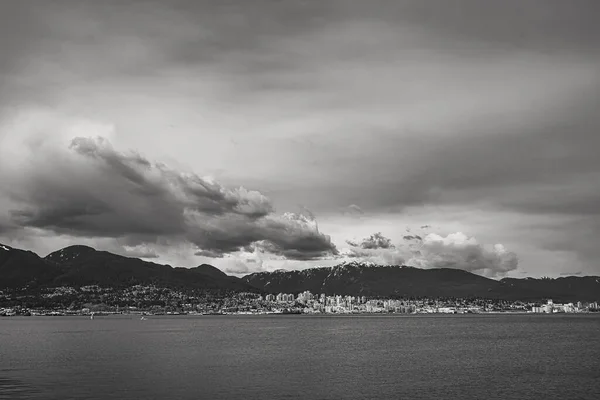 加拿大温哥华北部海岸与山脉的灰度摄影 — 图库照片