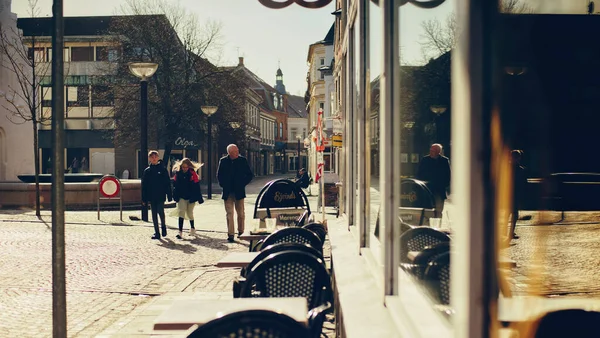 Plano Vertical Personas Caminando Por Calle Entre Edificios Lemvig Dinamarca — Foto de Stock
