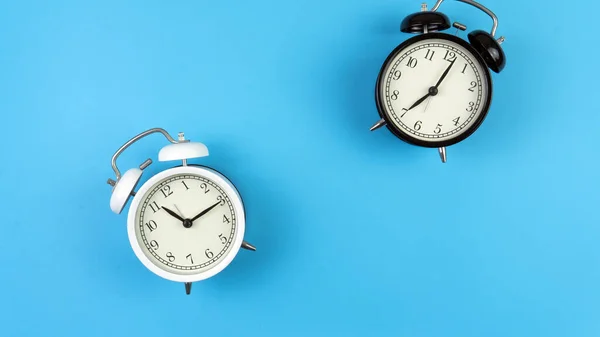 Enfoque Selectivo Reloj Despertador Blanco Negro Sobre Fondo Azul Espacio — Foto de Stock