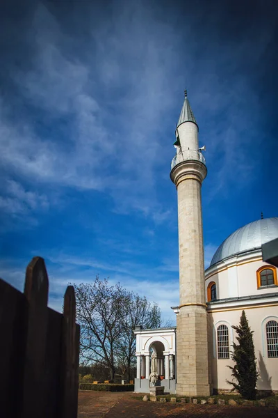 Tiro Vertical Uma Mesquita Juma Branca Sob Céu Azul — Fotografia de Stock