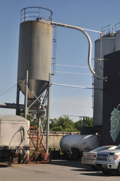 Velké Nádrže Nebo Varné Nádrže Potrubí Moderní Pivní Továrně Harrisburgu — Stock fotografie