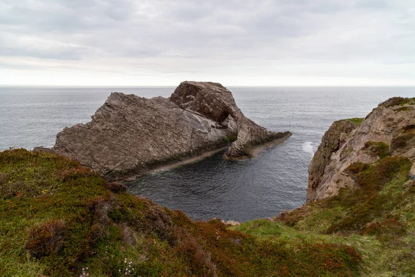 İskoçya 'daki Bow Fiddle Rock' ın güzel bir görüntüsü.