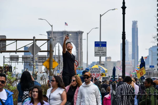 Duży Tłum Przemierzający Brooklyn Bridge Nowym Jorku Ciągu Dnia — Zdjęcie stockowe